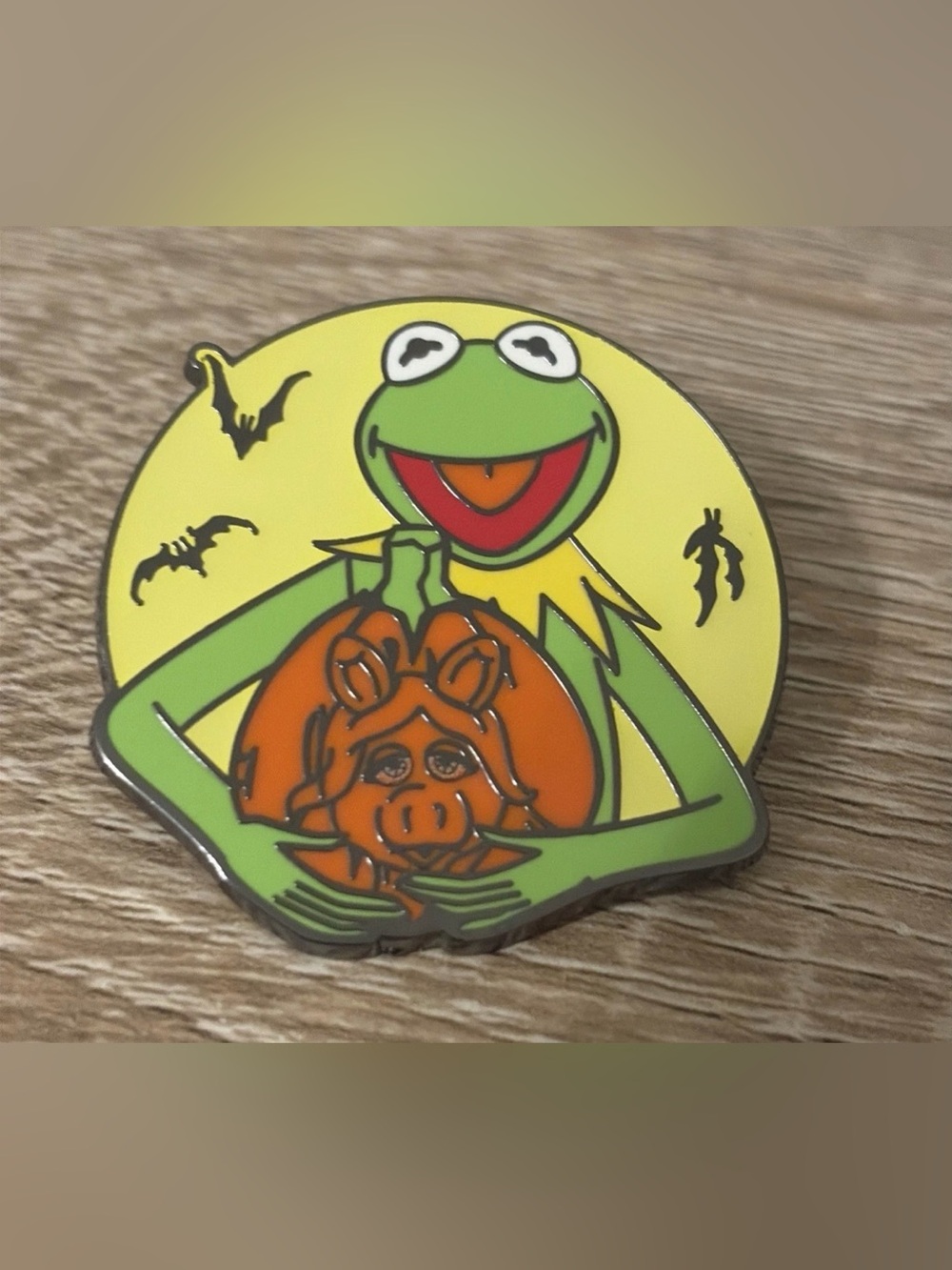 Disney Kermit & Miss Piggy Halloween Enamel Pin - Green, Orange, Yellow
